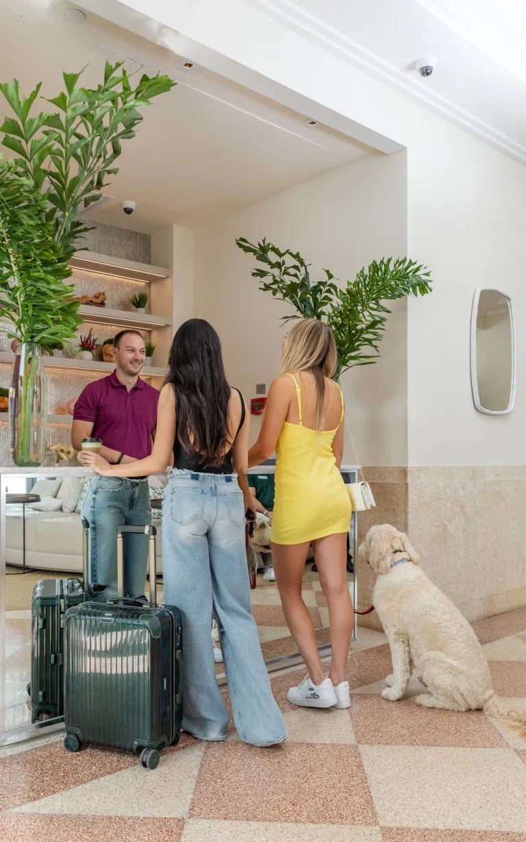 4 hotelgreystone 64b7f481e827b 768x1229