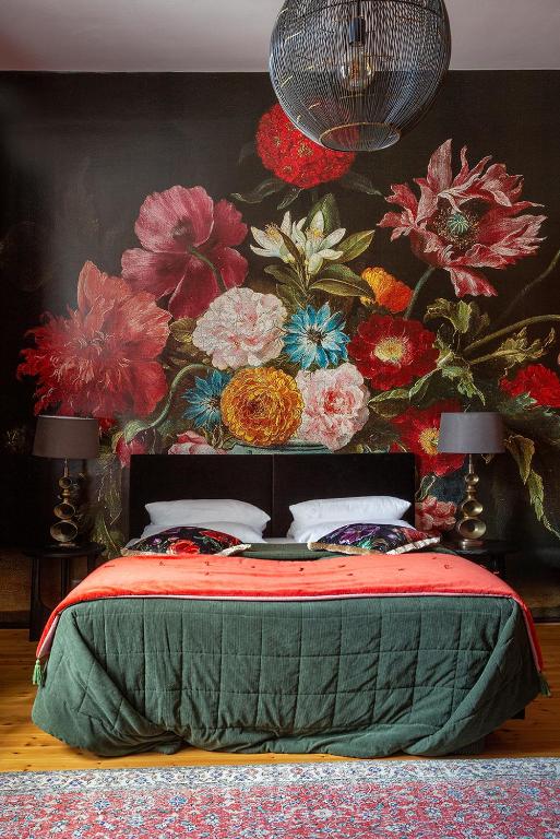 a bedroom with a floral wall with a bed at Hotel Art Nouveau am Kurfurstendamm in Berlin