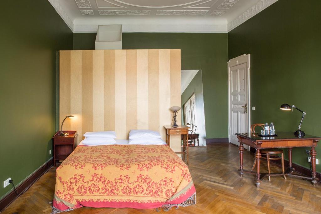 a bedroom with a large bed with green walls at Hotel Art Nouveau am Kurfurstendamm in Berlin