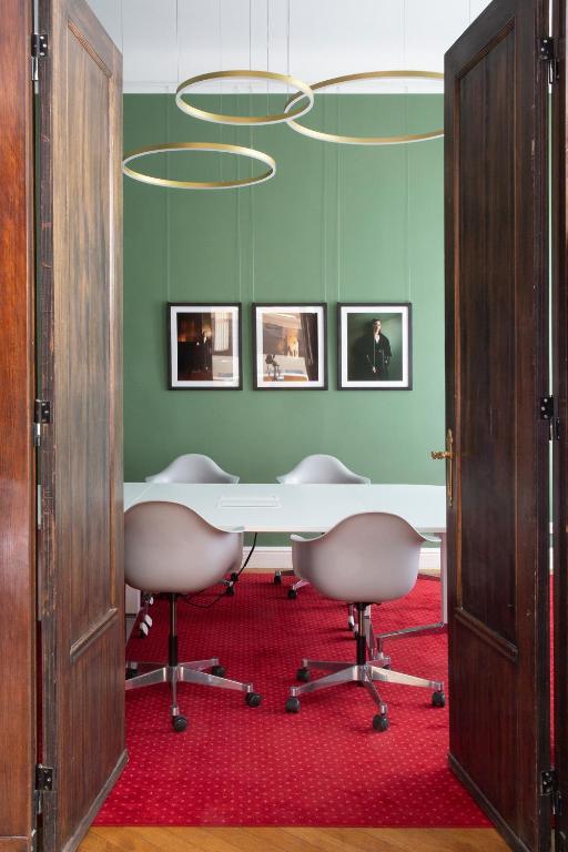 a conference room with a white table and chairs at Hotel Art Nouveau am Kurfurstendamm in Berlin