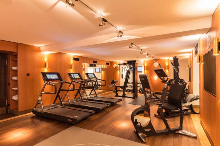 a gym with a bunch of treadmills and ellipticals at Orania.Berlin in Berlin 768x512