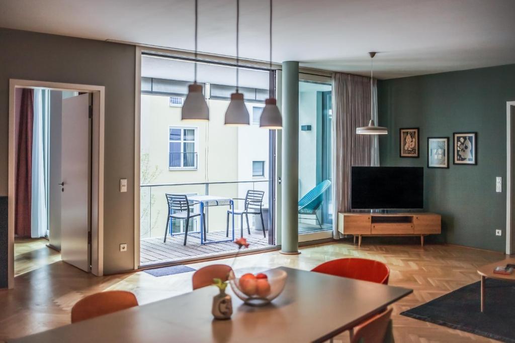 a living room with a table and a television at The Circus Apartments in Berlin 1